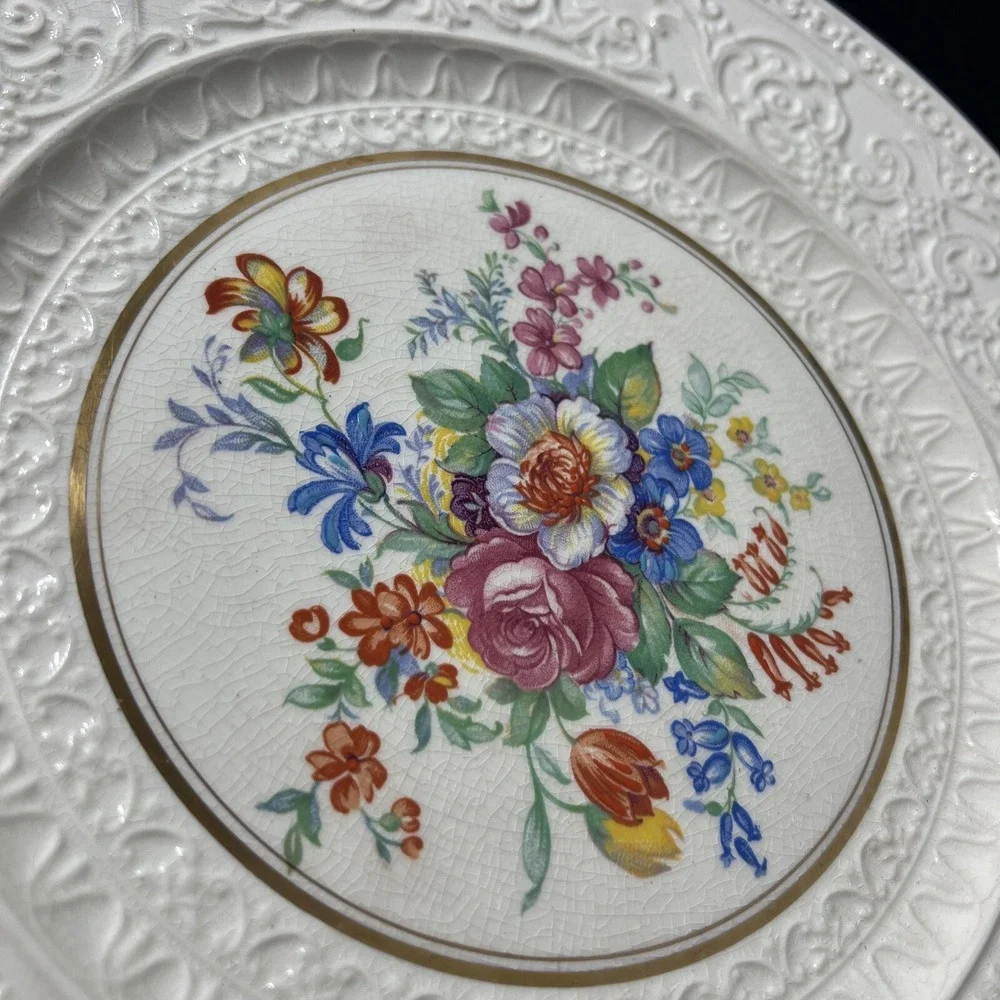 Wedgwood England Embossed Ivory Porcelain Floral Dinner‎ Plate Gold Trim 11